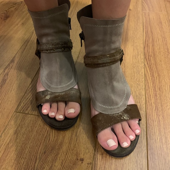 DibaTrue Distressed Suede Sandals - Picture 6 of 6